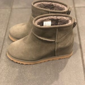 NEW UGG wedge mini boots